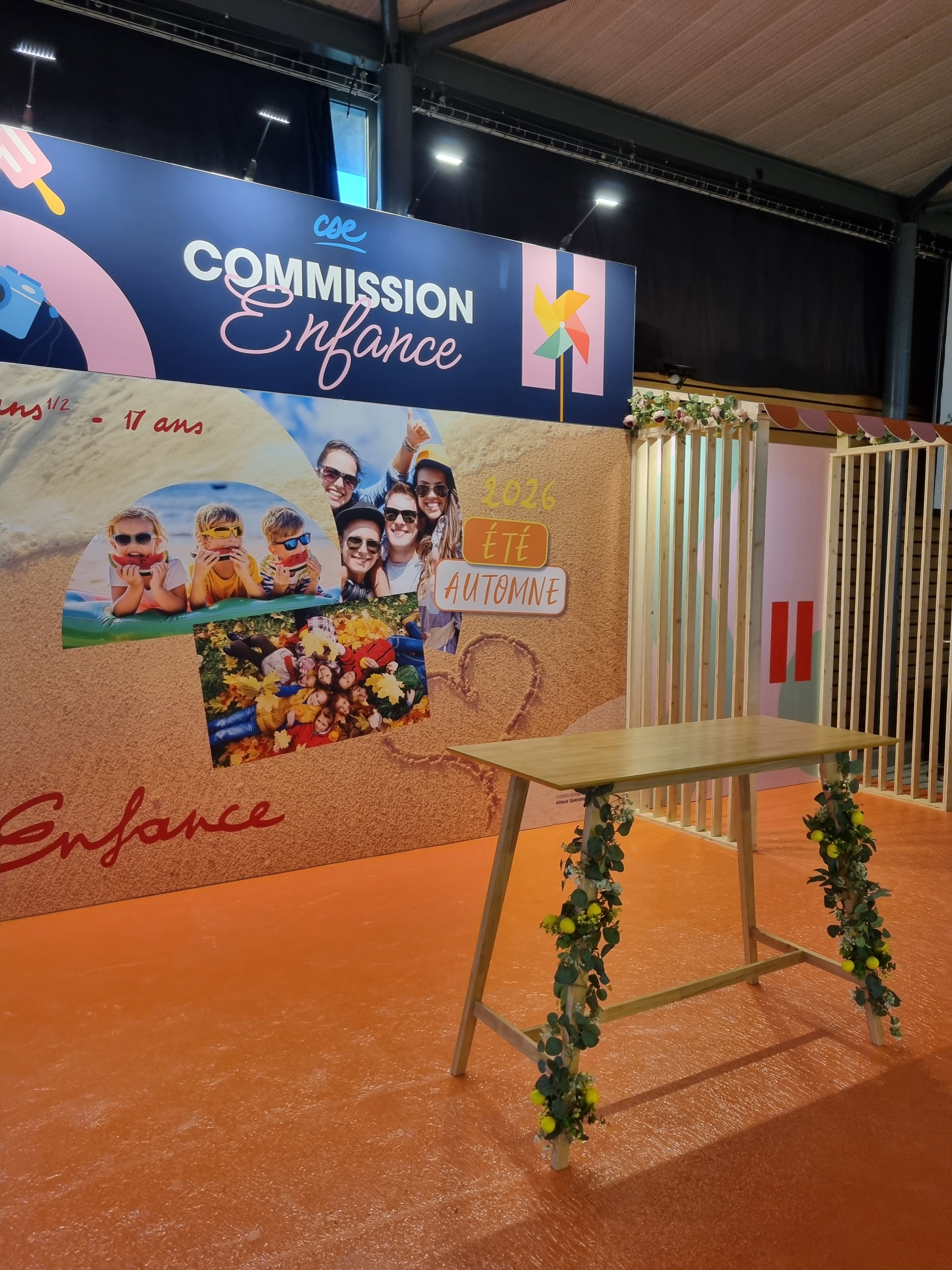 Table en bois fleurie devant décor pour commission enfance