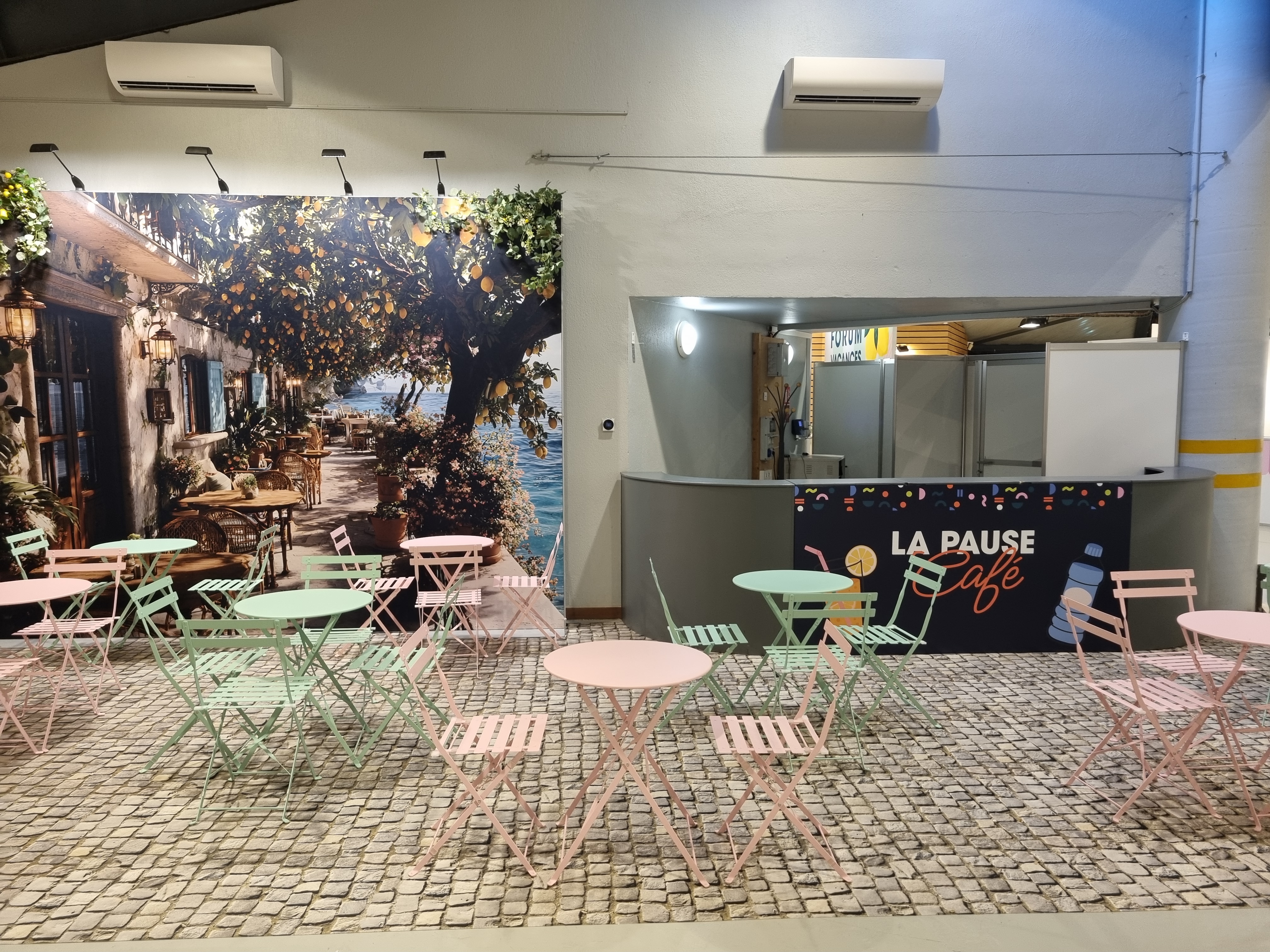 Espace lounge façon terrasse dolce vita avec tables pastel