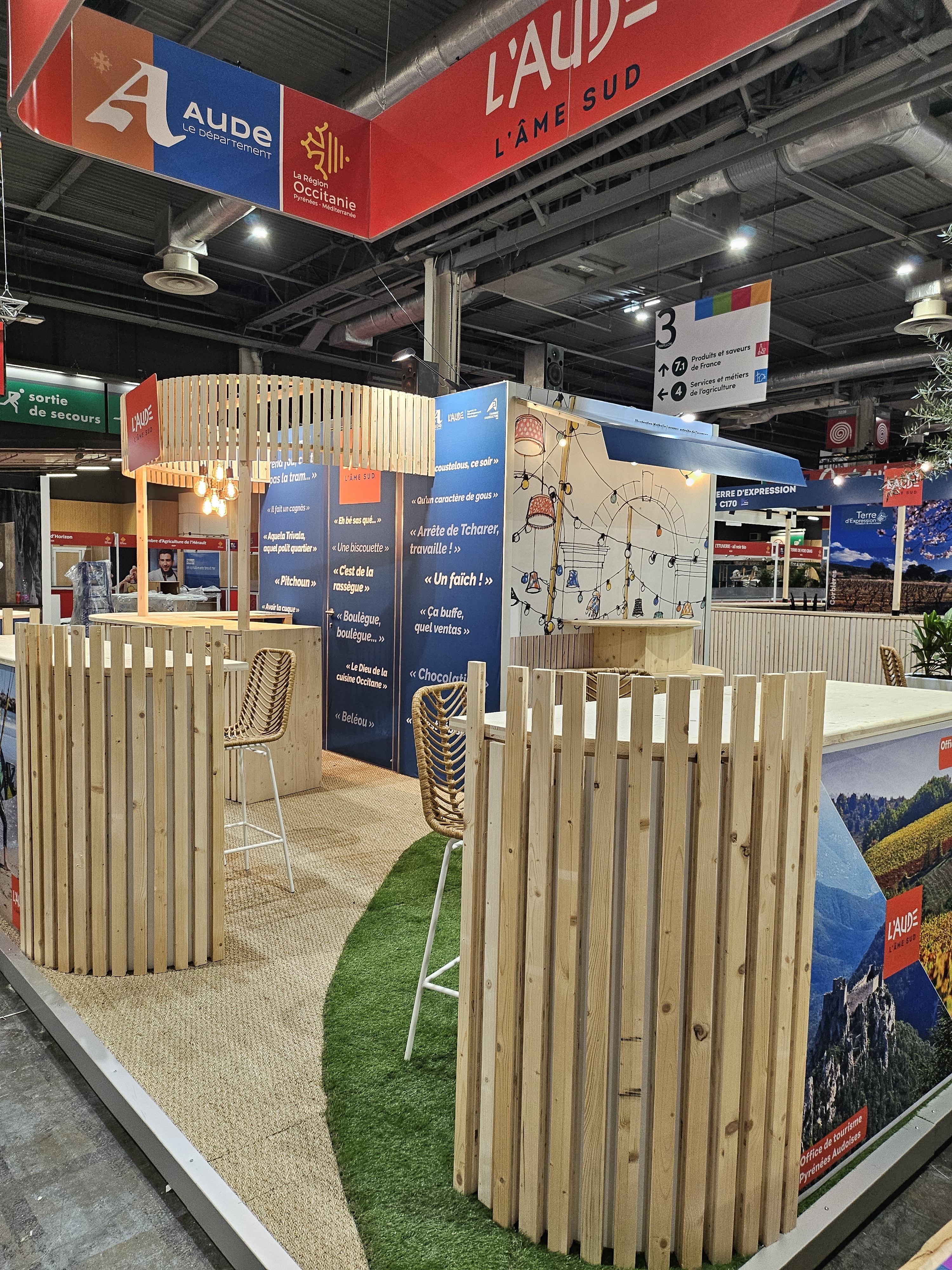 Desk en bois avec tasseau en arrondi et enseigne haute