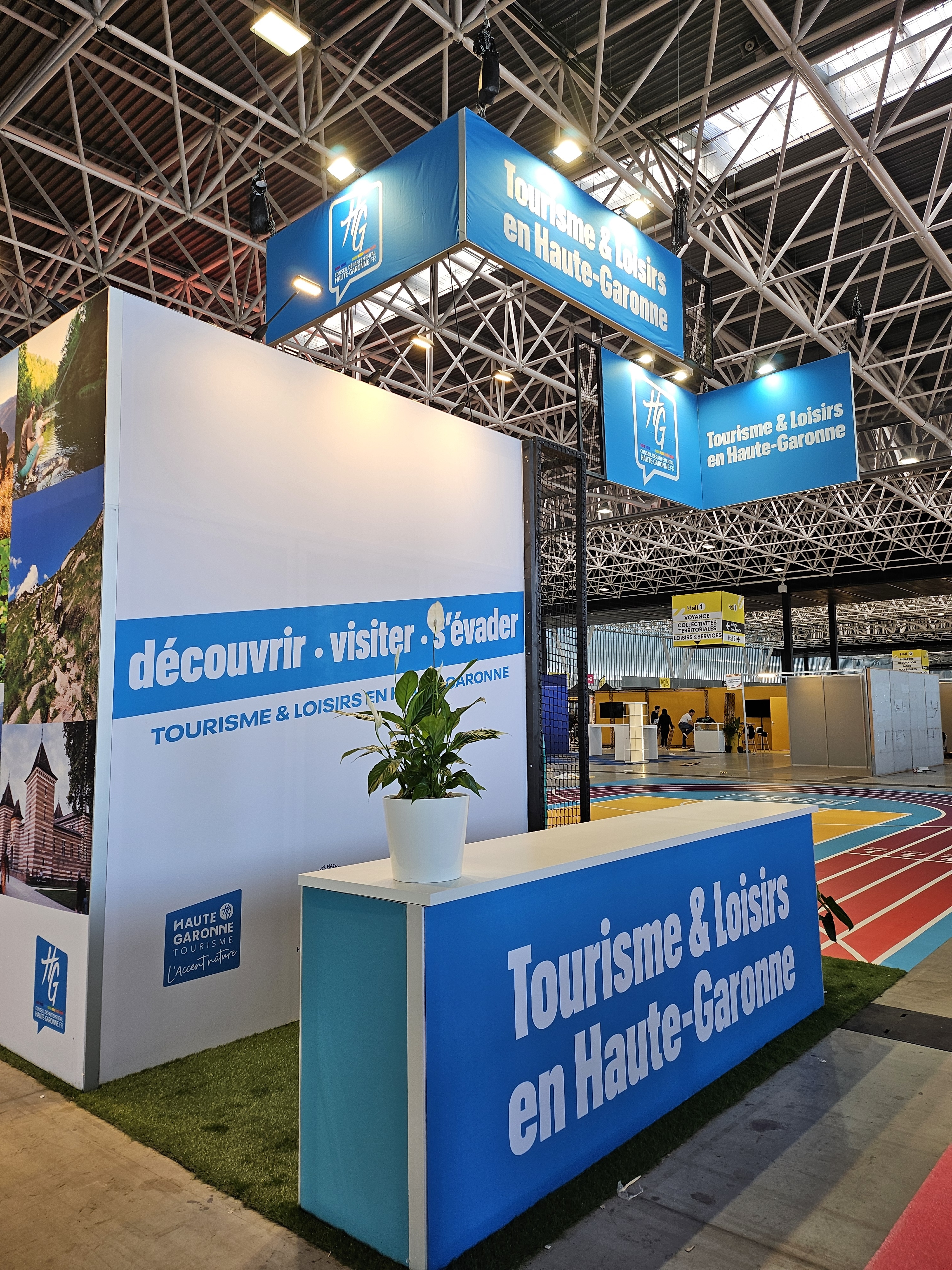 Desk d'accueil et ensigne haute su stand de la Haute-Garonne à la Foire de Toulouse