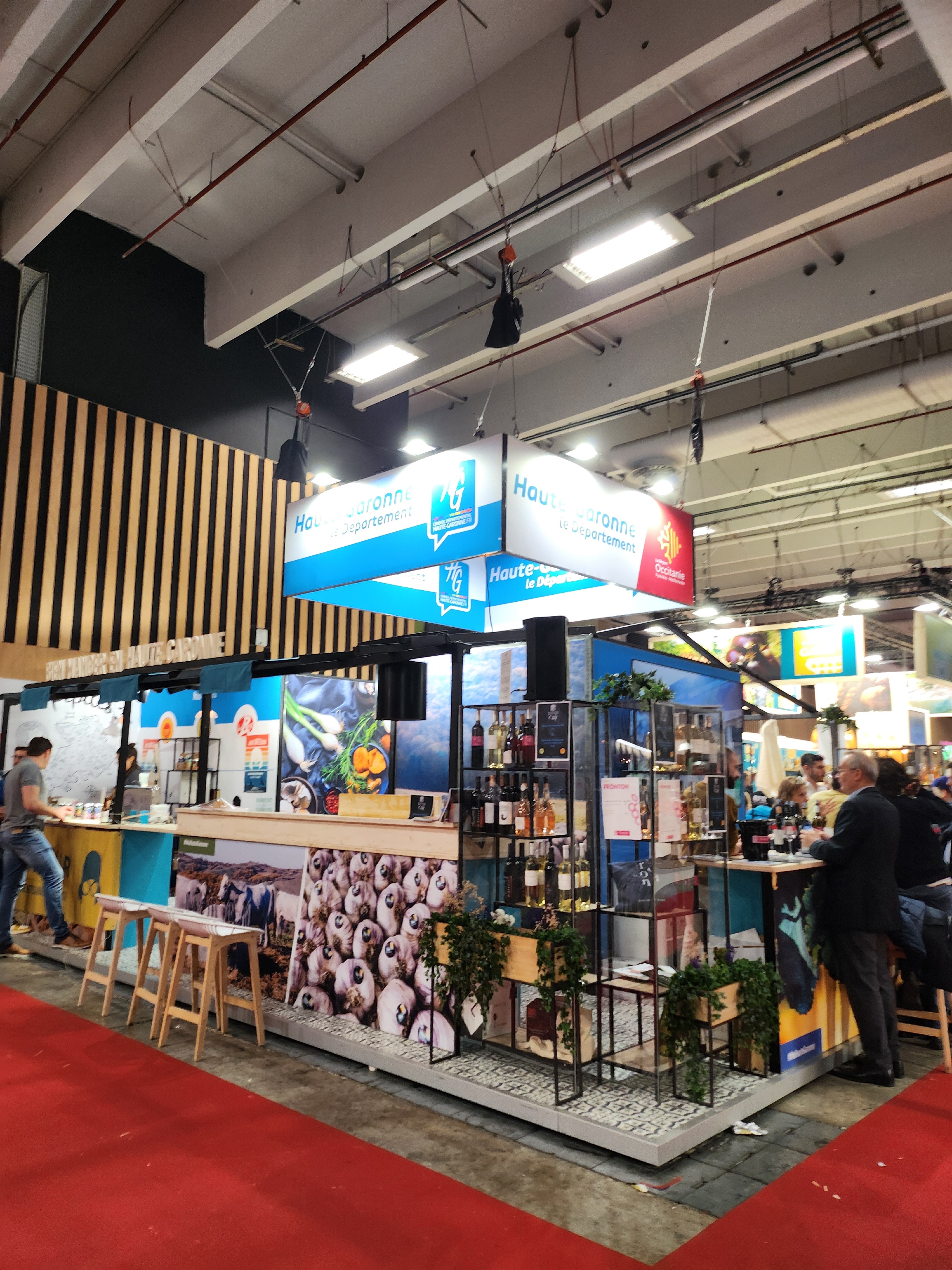 Vue d'ensemble du stand de la Haute-Garonne au salon de l'agriculture avec l'enseigne haute