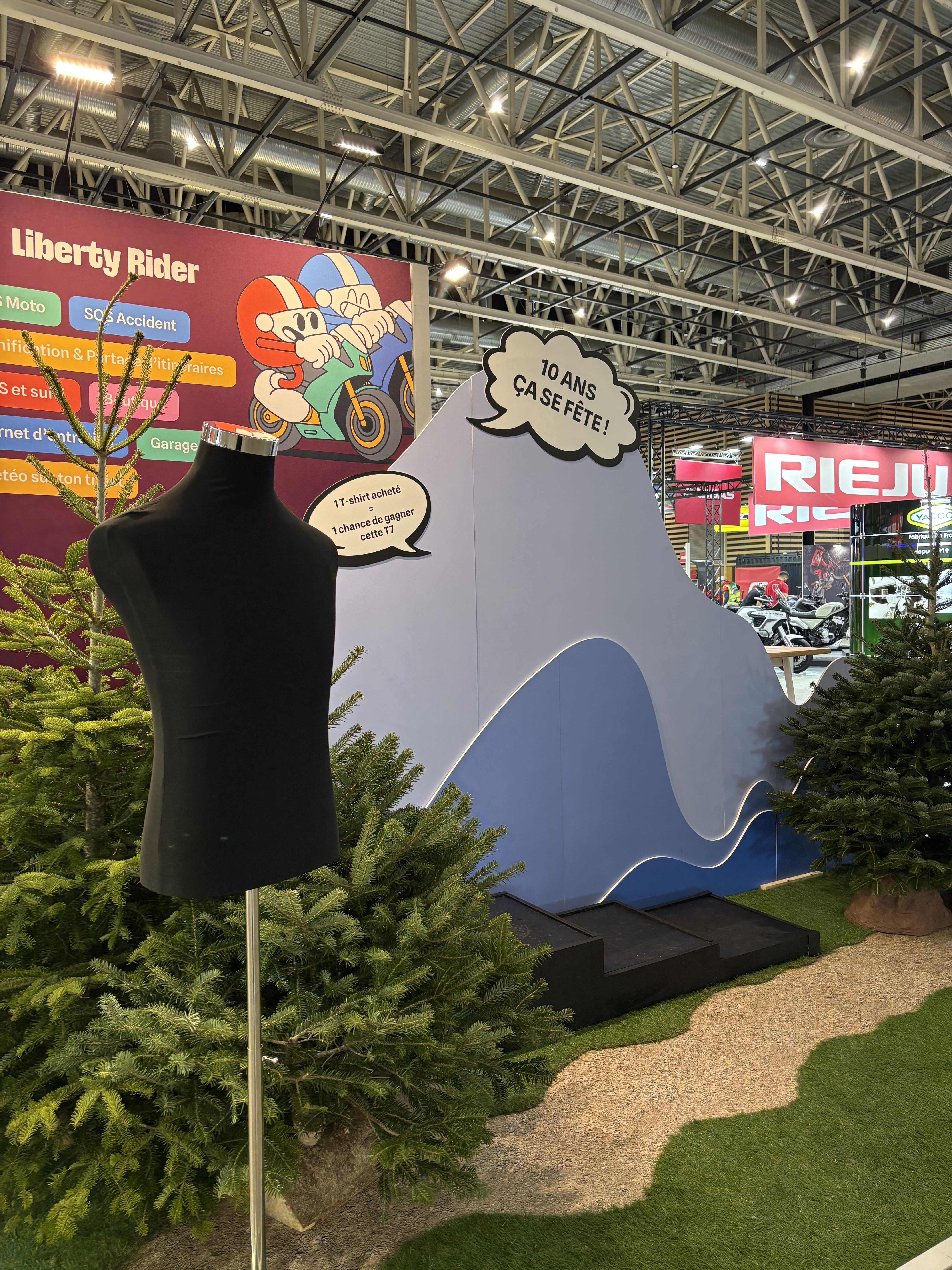 Décors de montagnes avec sapin sur le stand de Liberty Rider