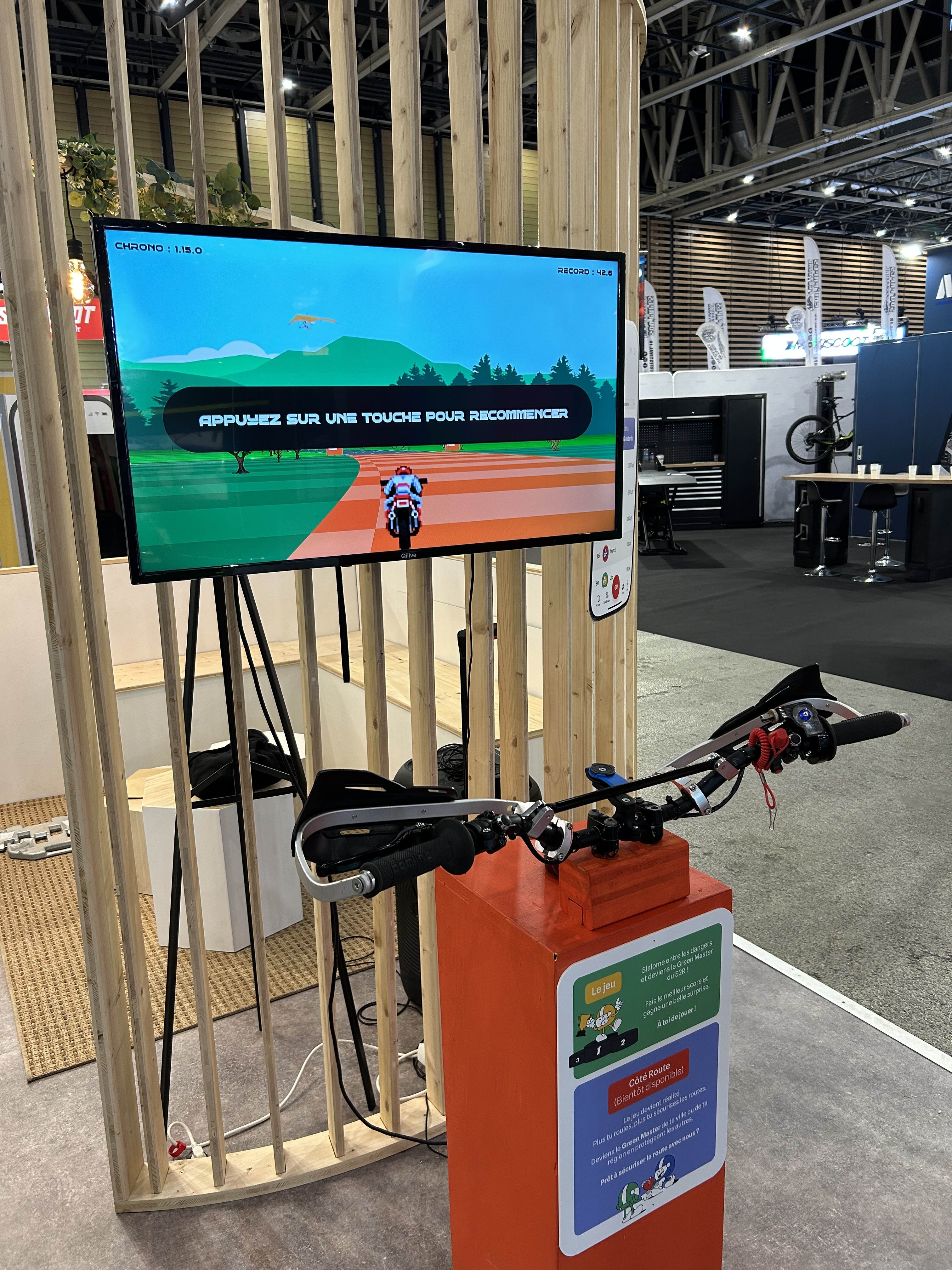 Jeu personnalisé sur un écran avec guidon pour jouer au salon du 2 roues à Lyon en 2026