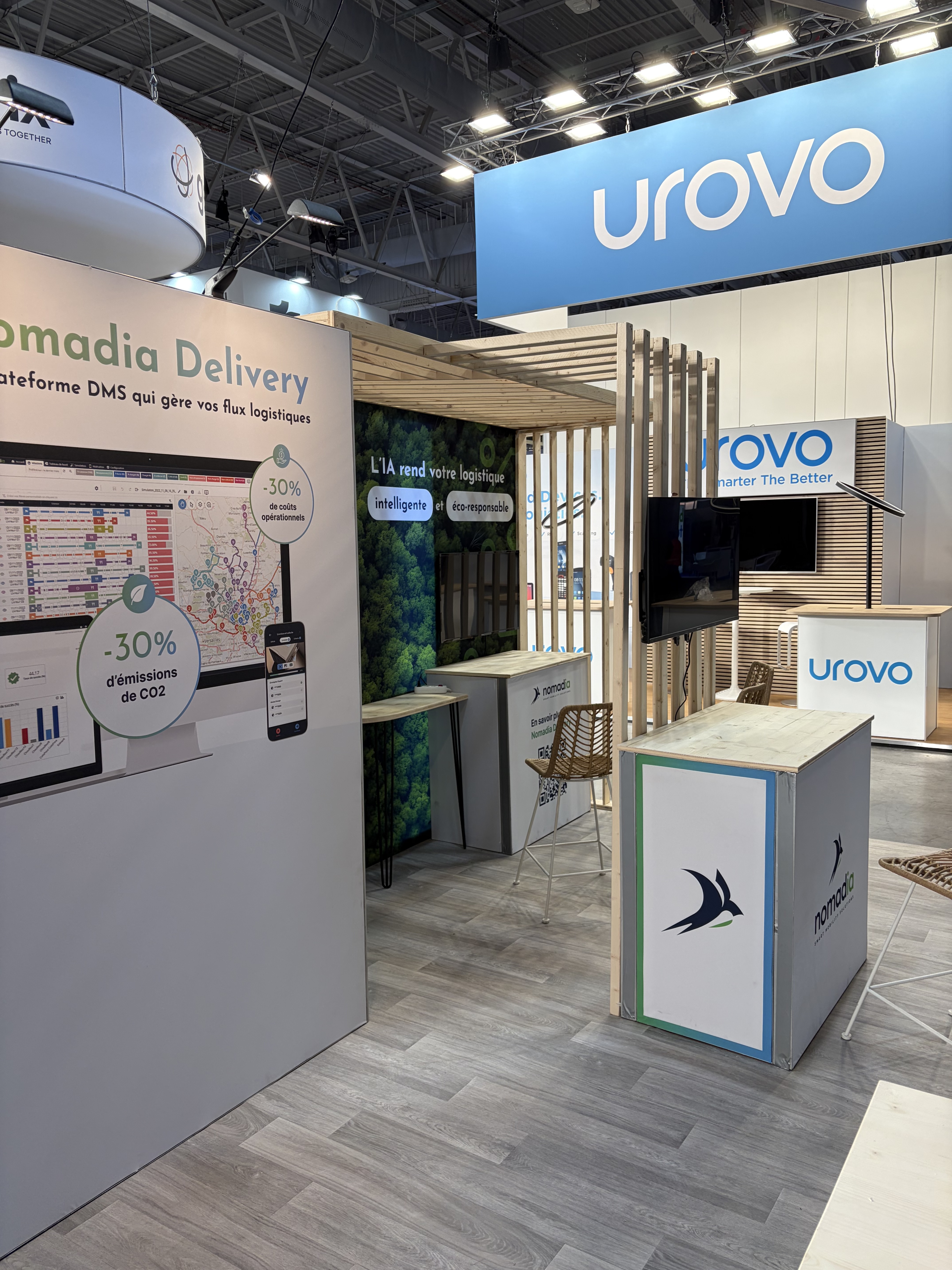 stand de nomadia au SITL 2026 avec desk d'accueil et claustra en bois
