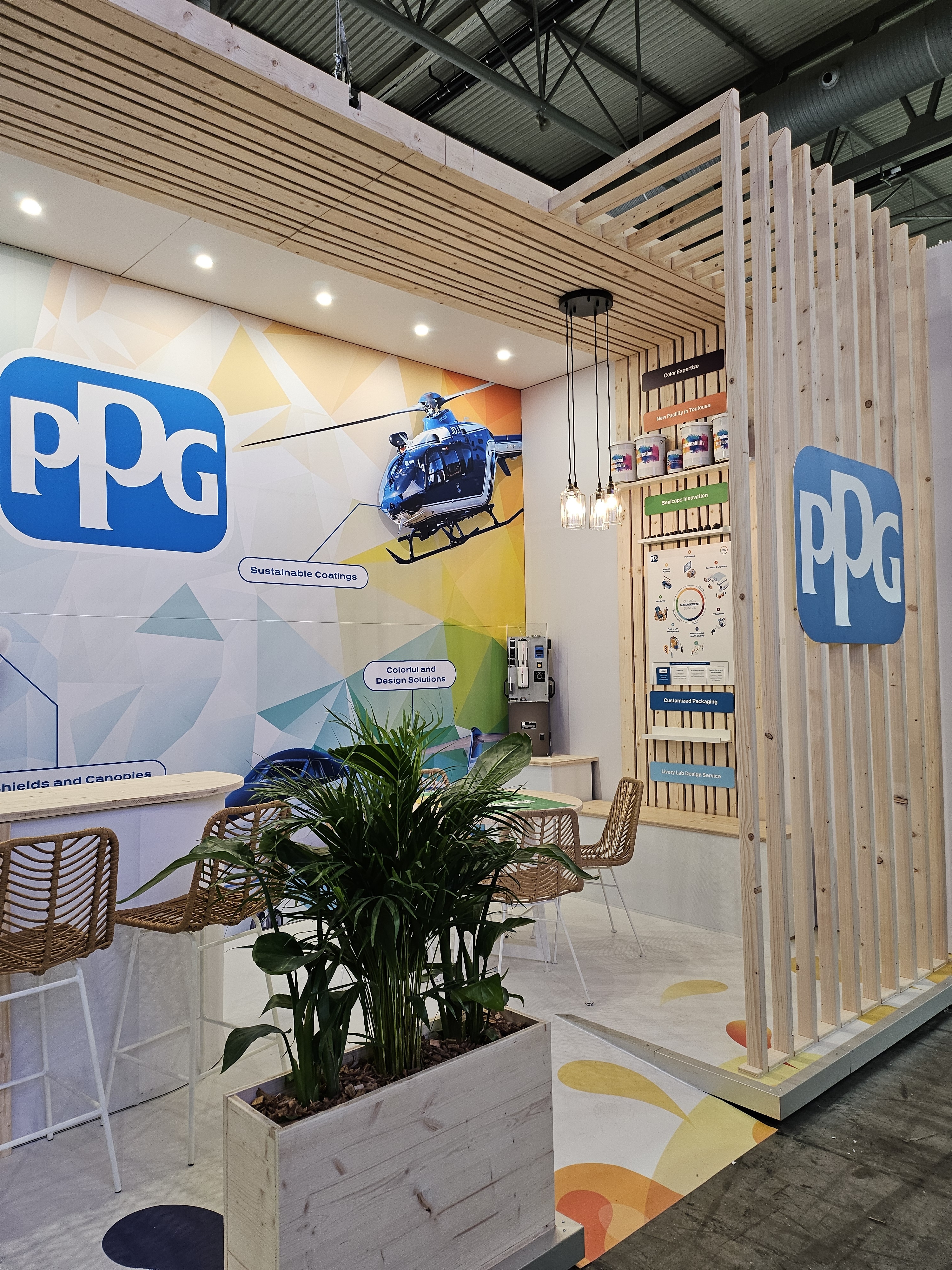 Claustra en bois et jardinière en bois sur le stand de PPG en MRO Barcelone