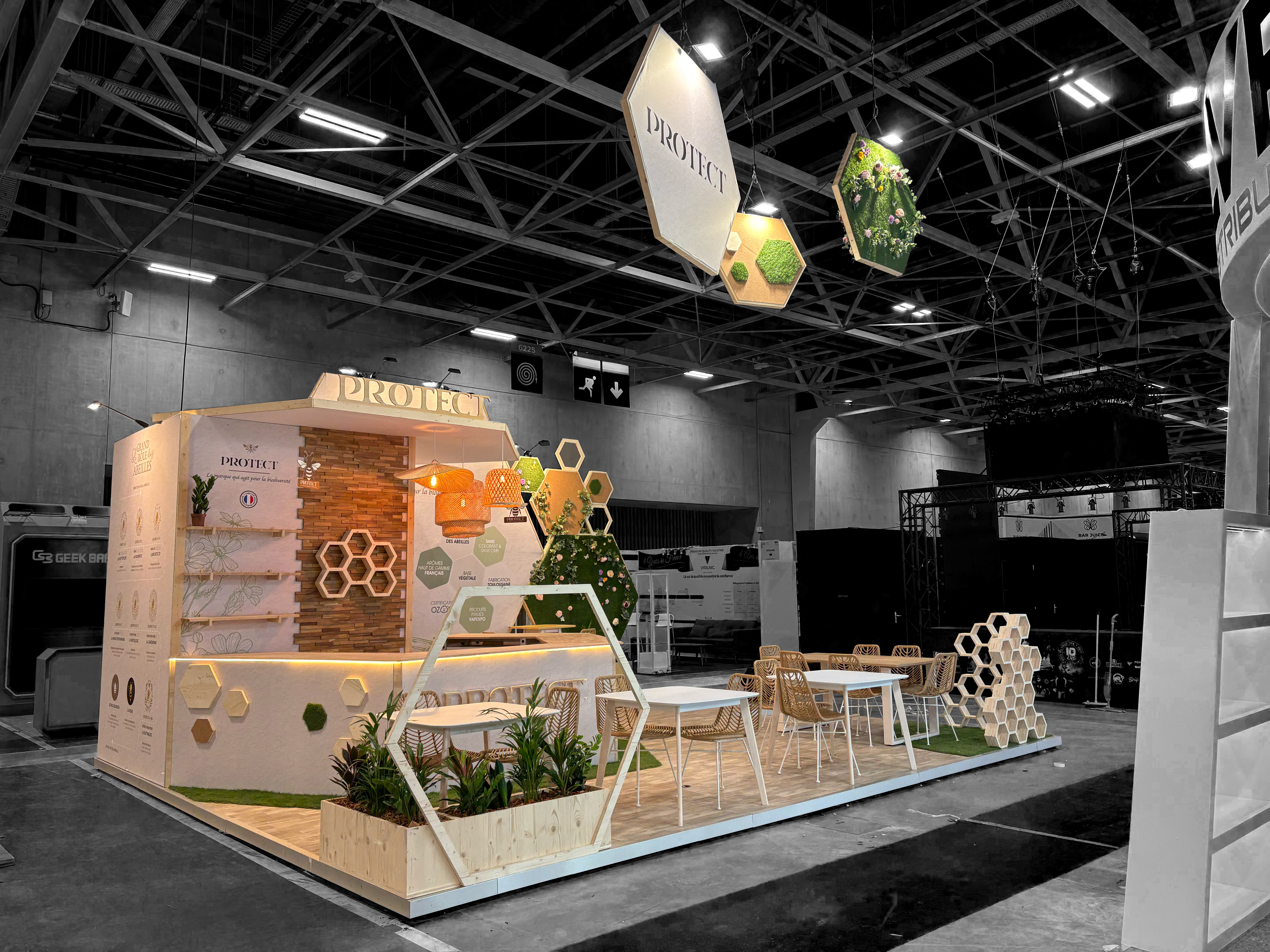 Stand de Protect à la Vapexpo de Paris en 2026 avec enseigne haute