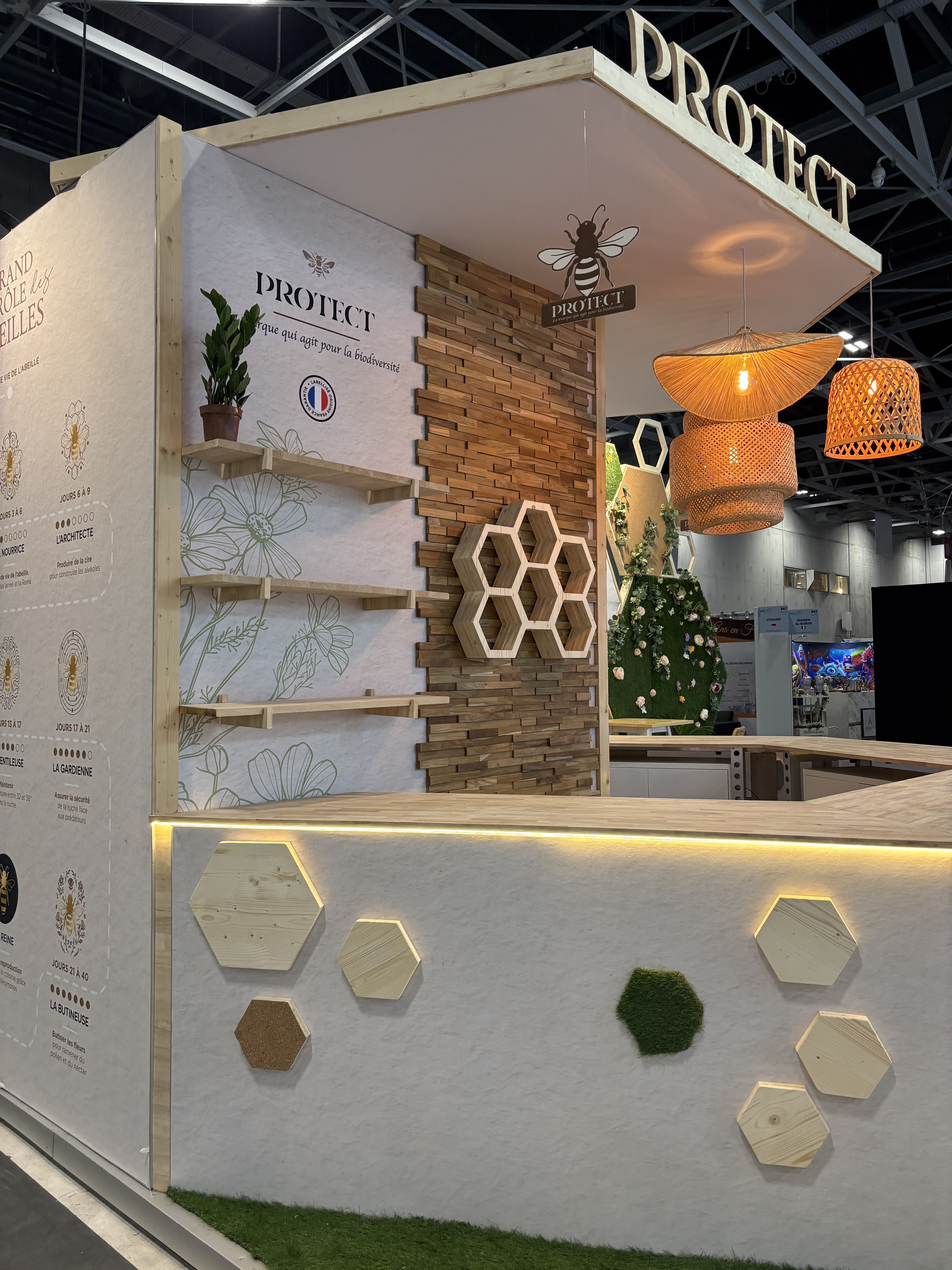 Desk d'accueil en bois avec LED sur la stand de Protect à la Vapexpo de Paris