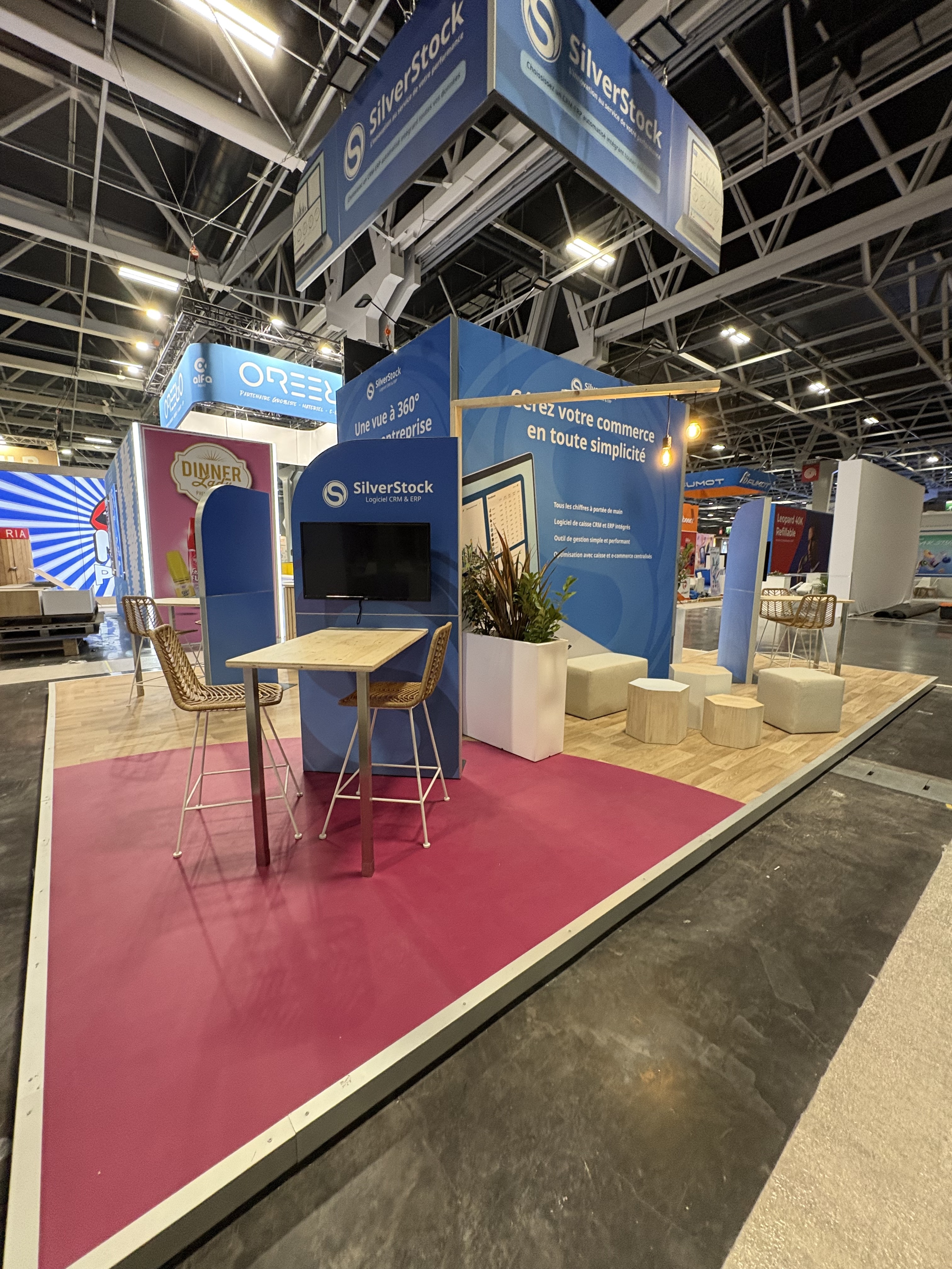 Stand de Silver stock avec sol en lino imitation parquet et stickers