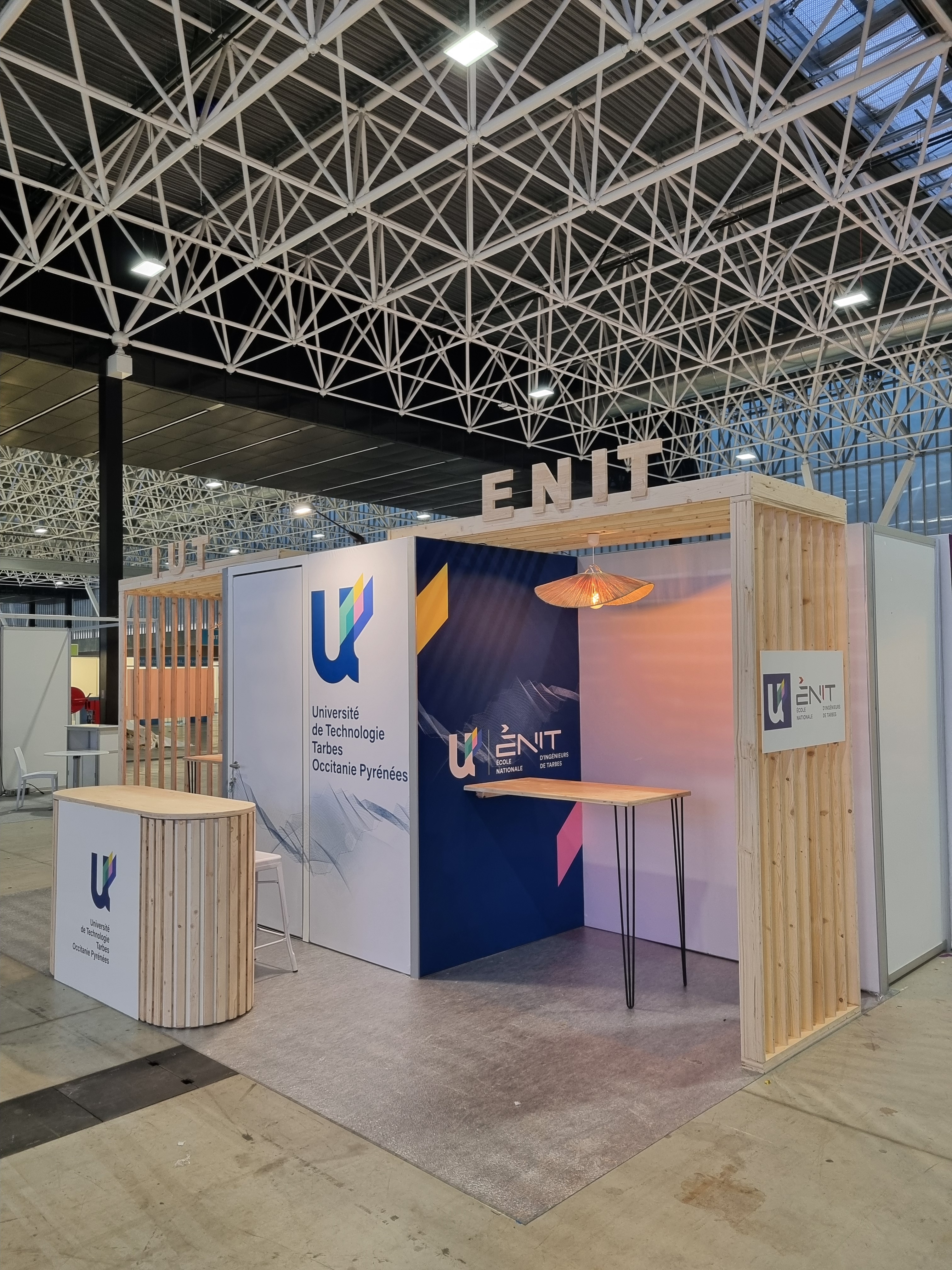 Desk d'accueil en bois au salon InfoSup au MEETT de Toulouse