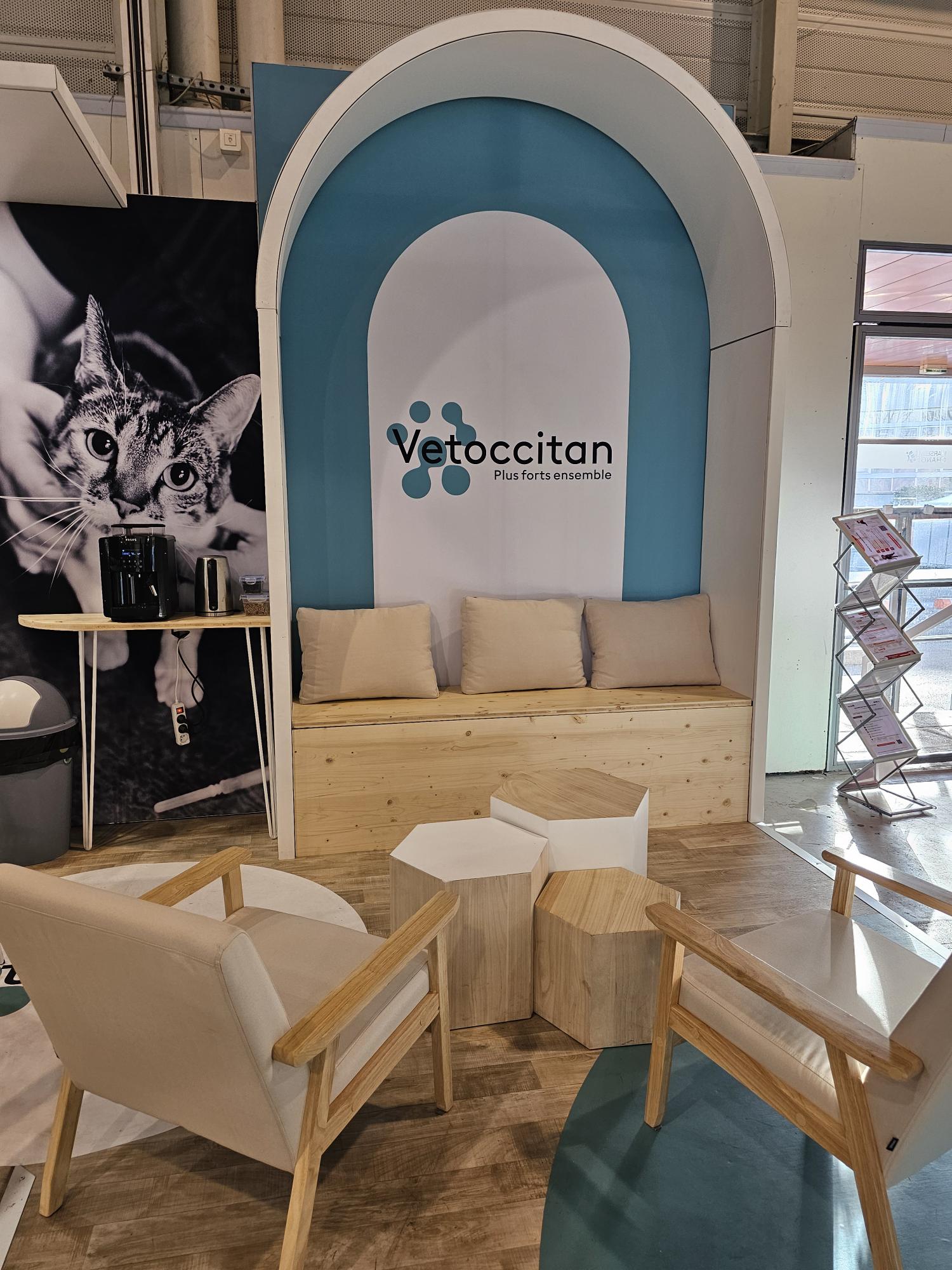 espace de détente sur le stand de Vetoccitan à l'AFVAC avec sièges et banquette