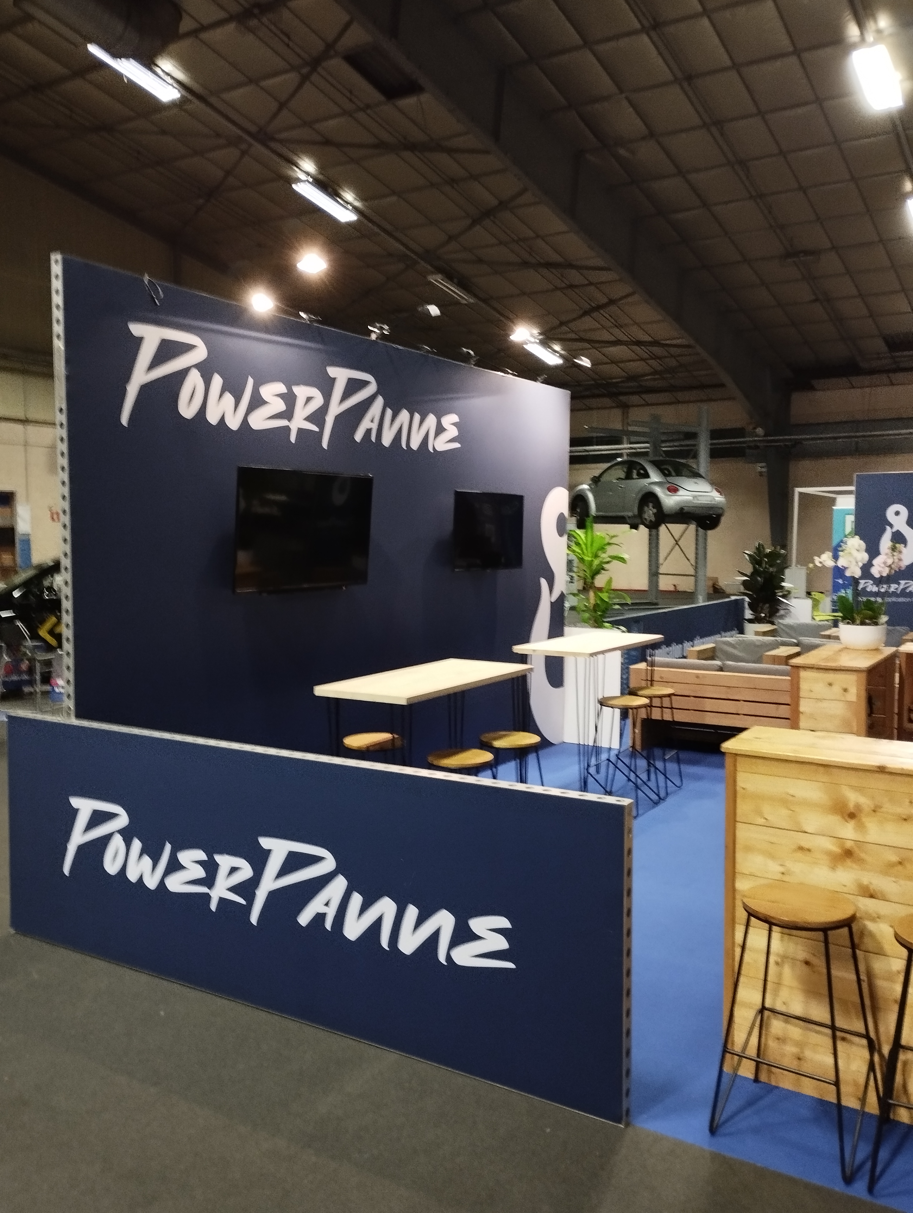 Vue de côté du stand de PowerPanne au salon du dépannage et du remorquage