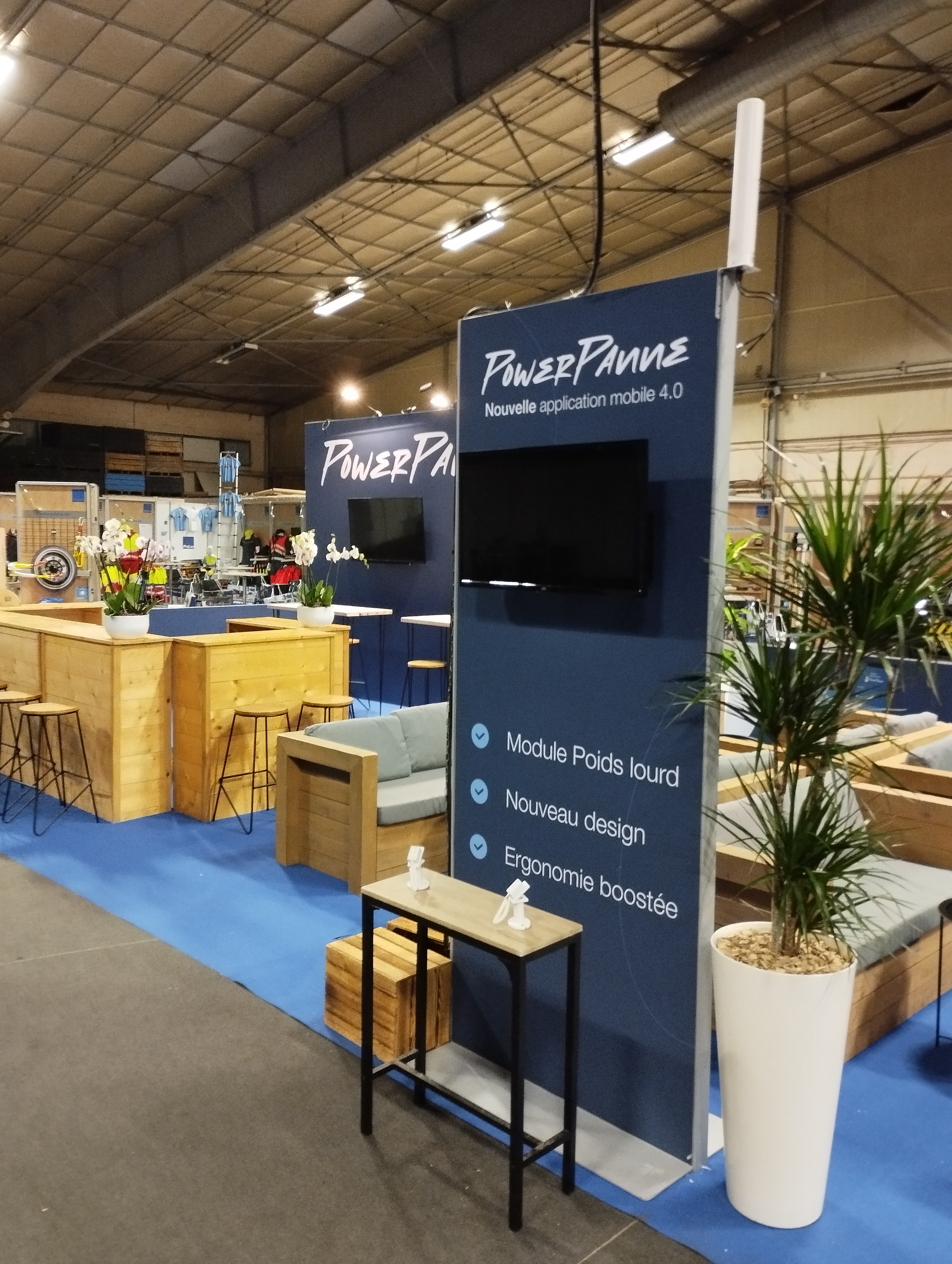 Vue de côté du stand de PowerPanne au salon du dépannage et du remorquage