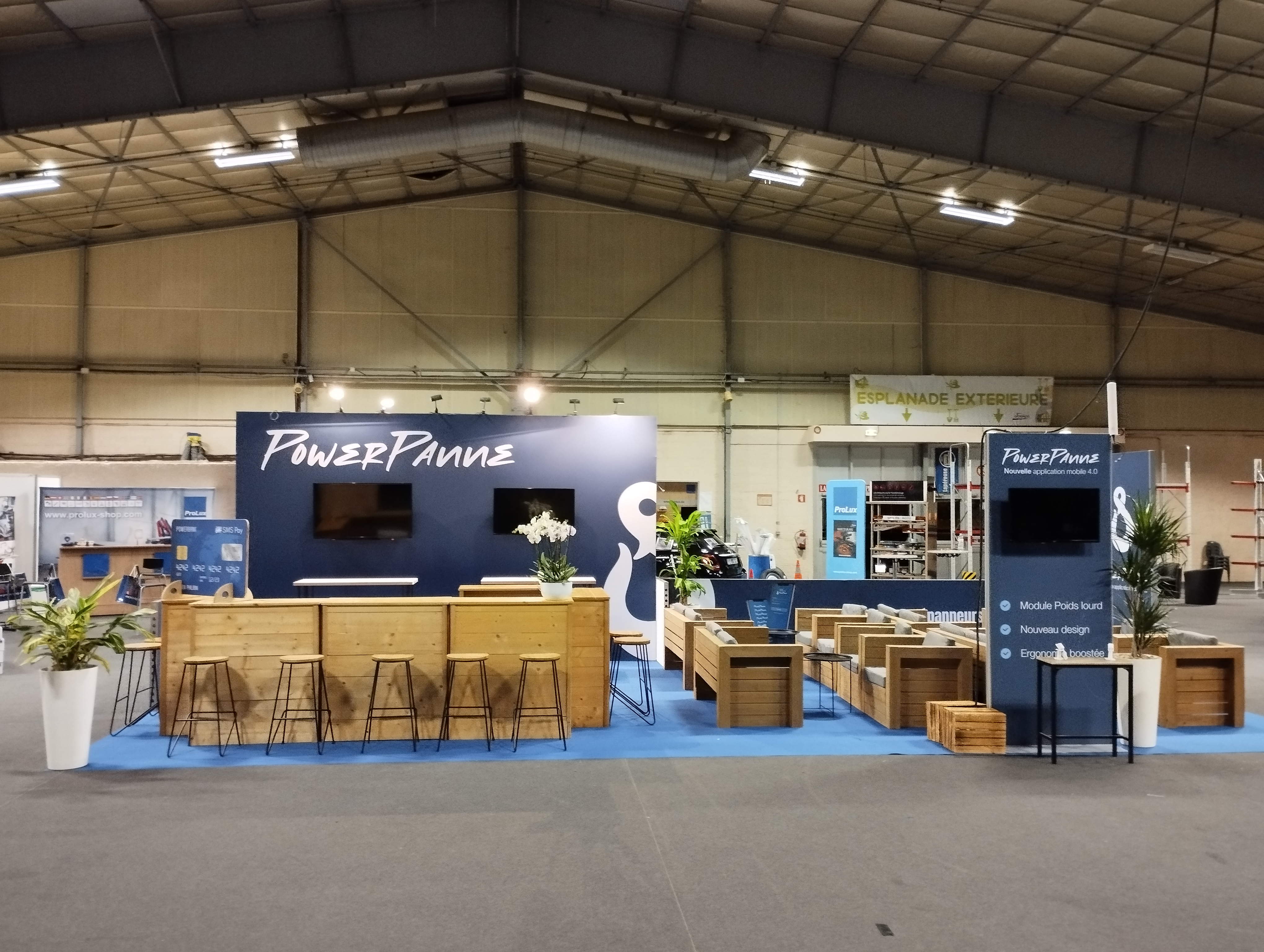 Vue de face du stand de PowerPanne au salon du dépannage et du remorquage