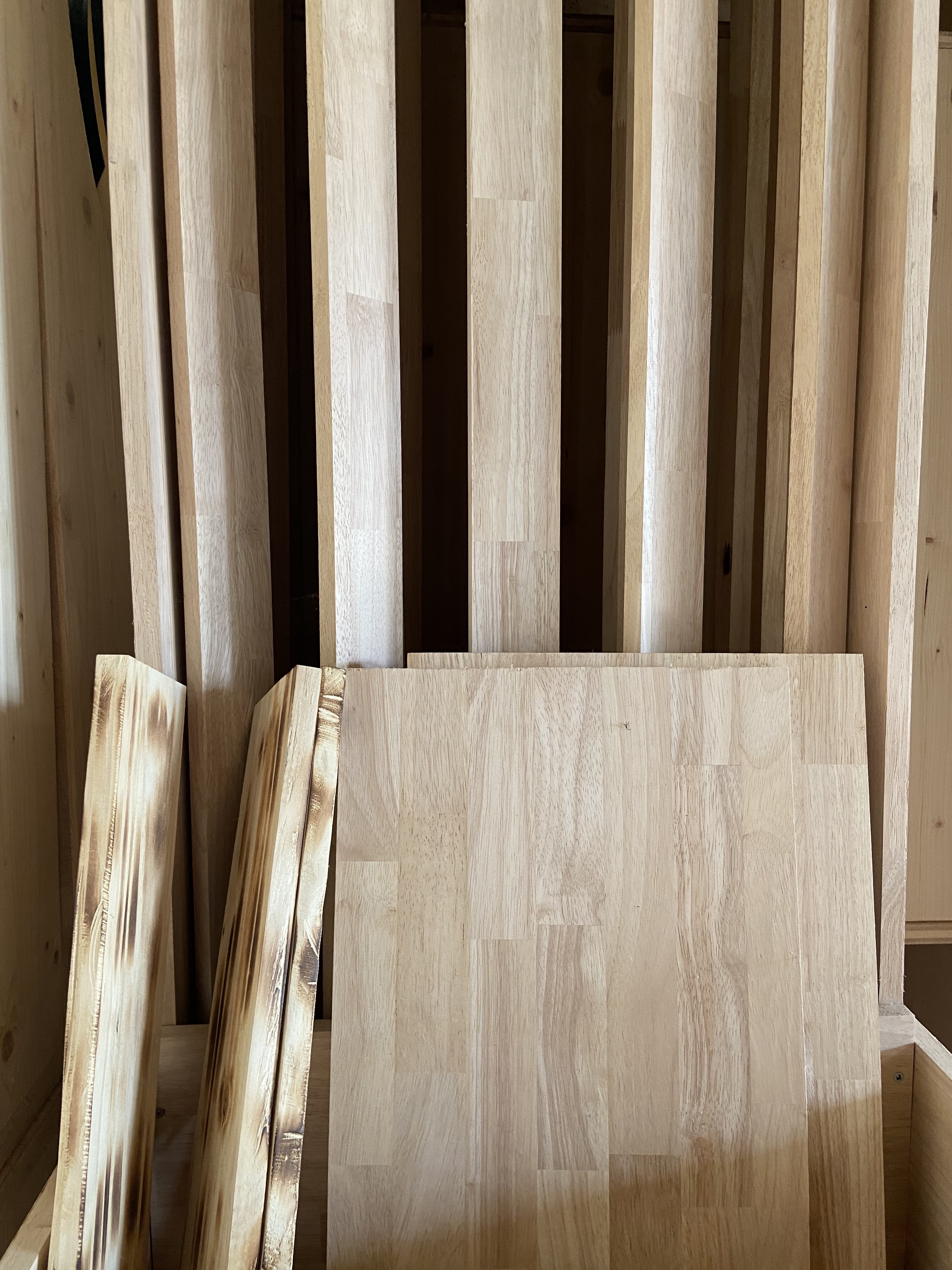 Réserve de planche de bois à l'atelier.