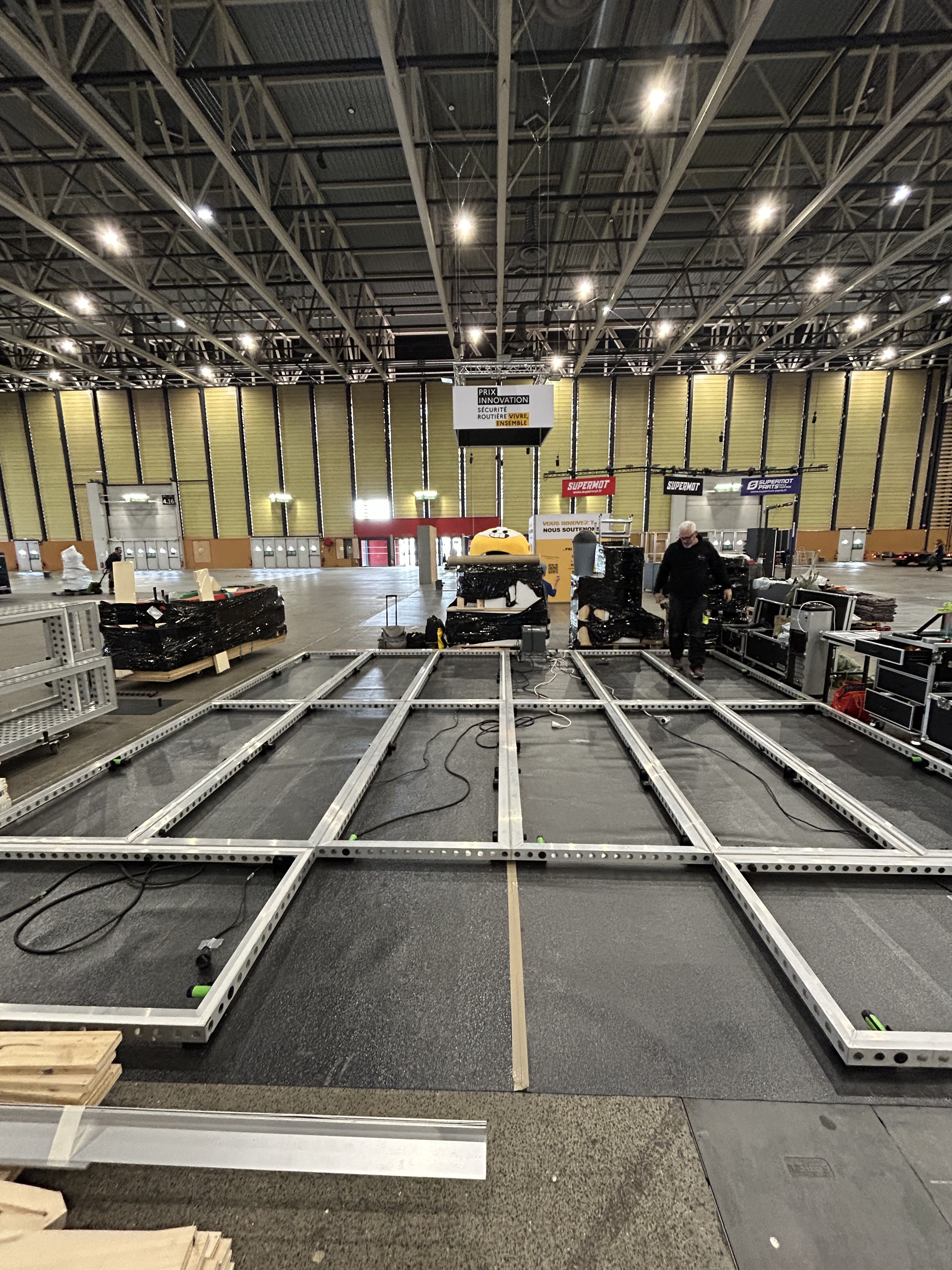 Montage d'un stand, pose des cadres pour le sol.