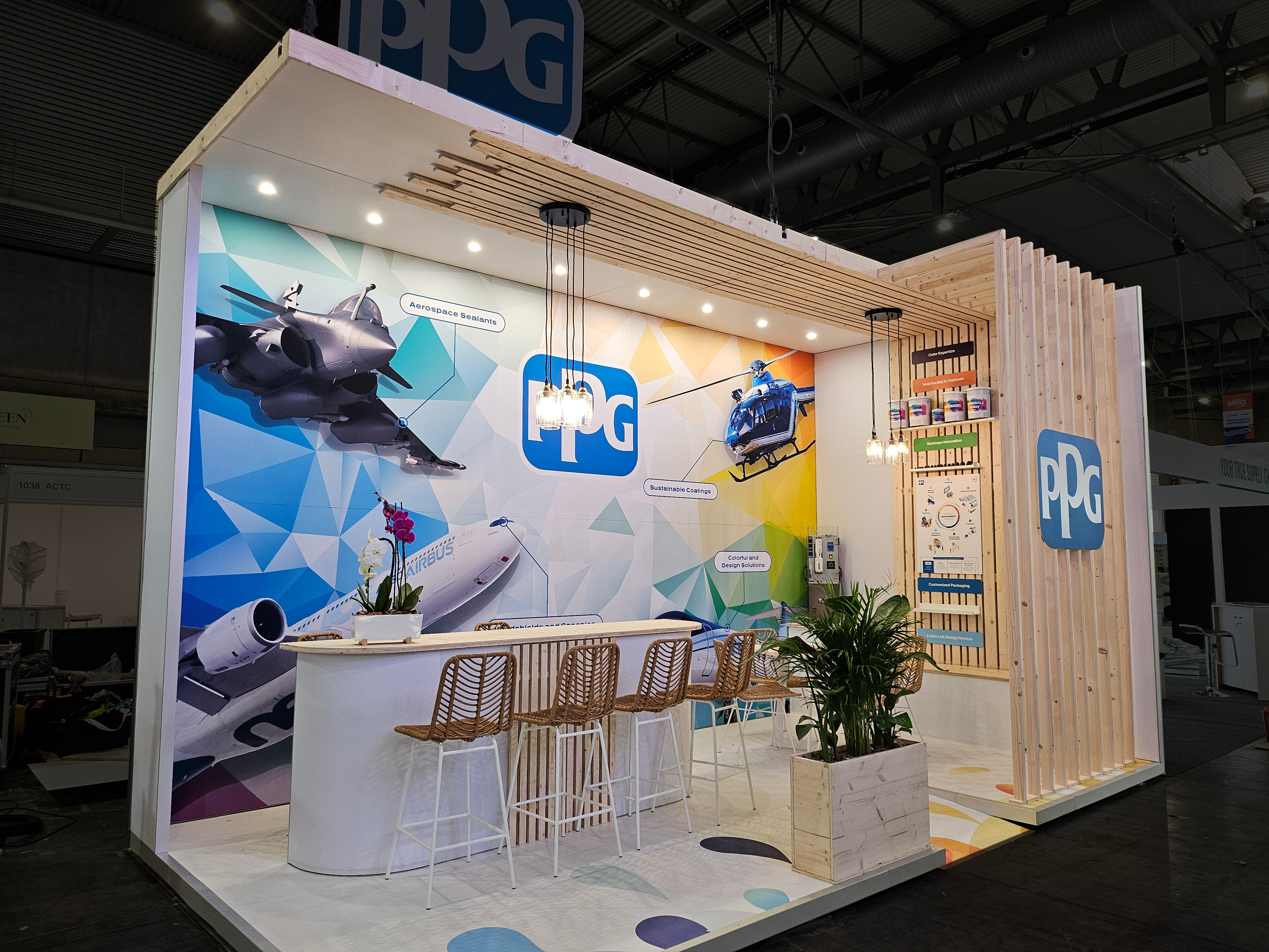 Stand sur mesure pour PPG pour le salon MRO à Barcelone. Standiste professionnel en France. Conception, fabrication et montage de stand.